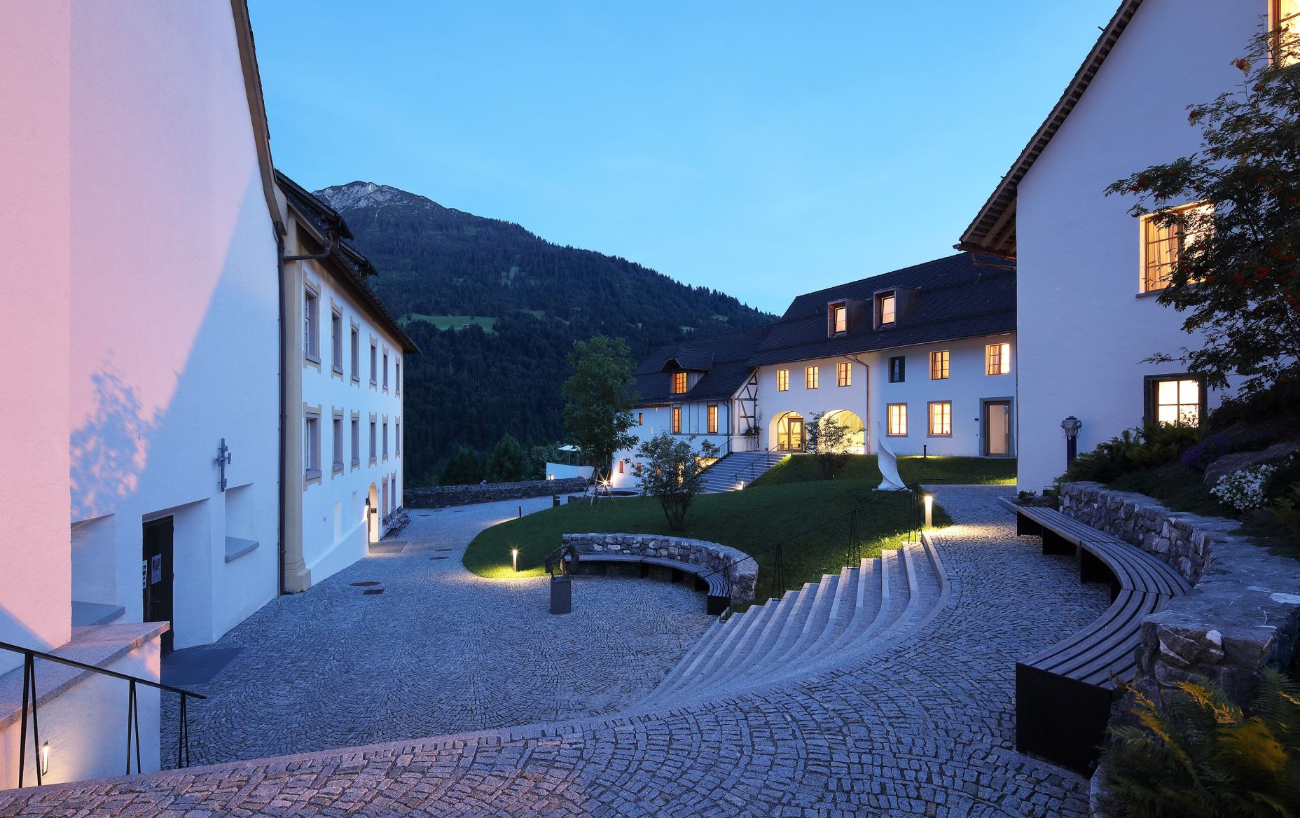 Seminarhotel Propstei St. Gerold bei Dämmerung