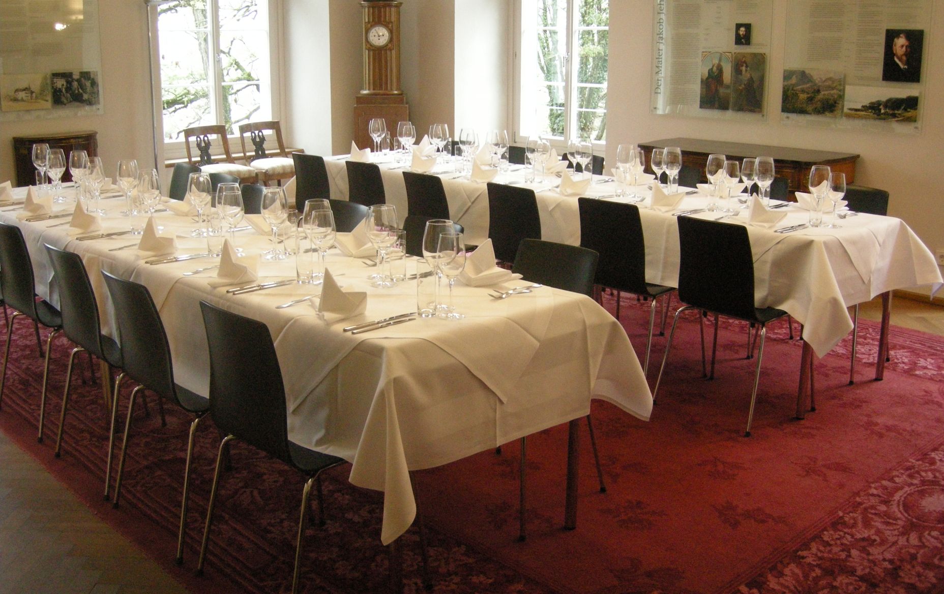 Bestuhlung in der Villa Falkenhorst Bestuhlung in der Villa Falkenhorst