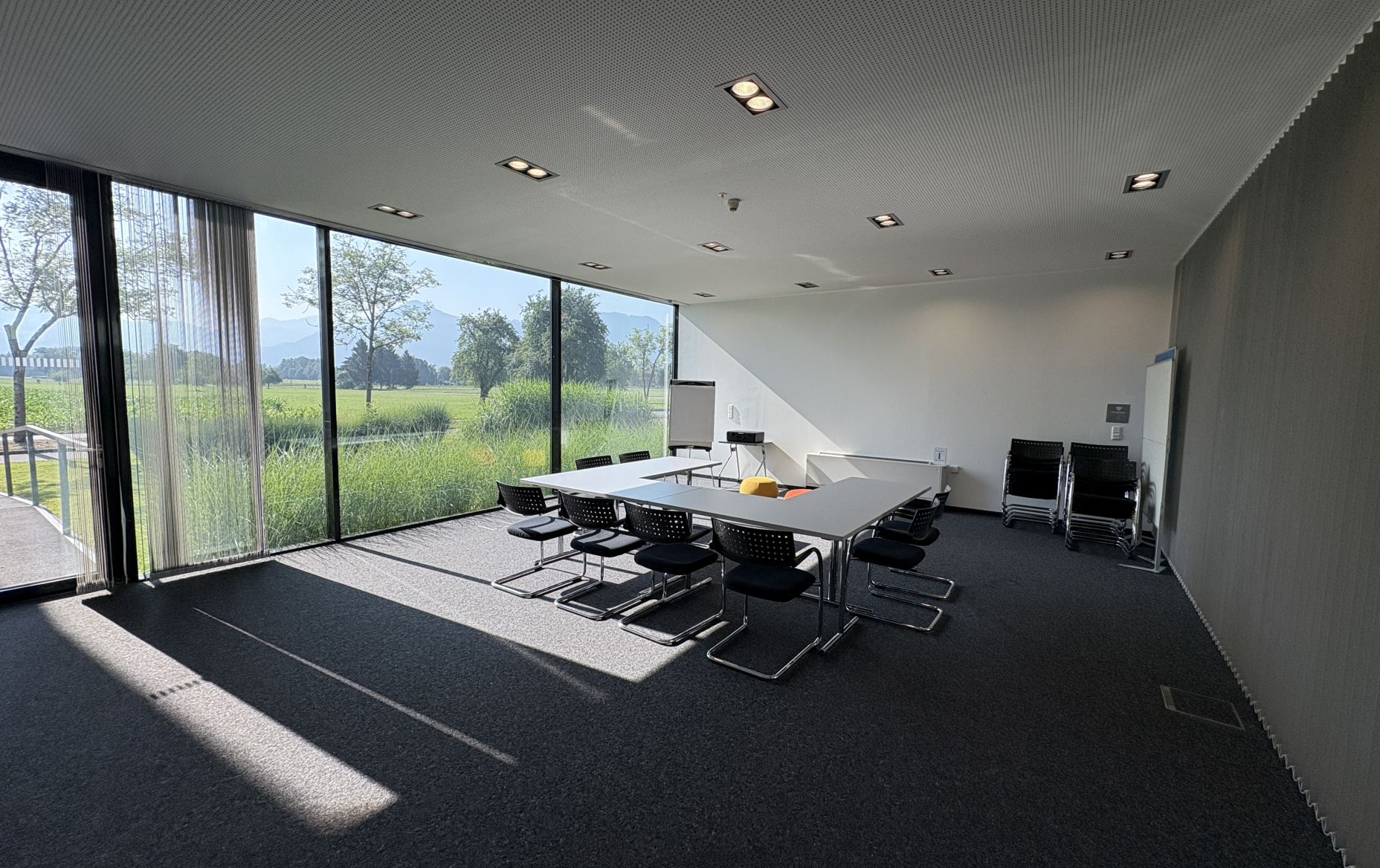 Competence Center Rheintal Seminarraum innen bestuhlt Competence Center Rheintal Seminarraum innen bestuhlt