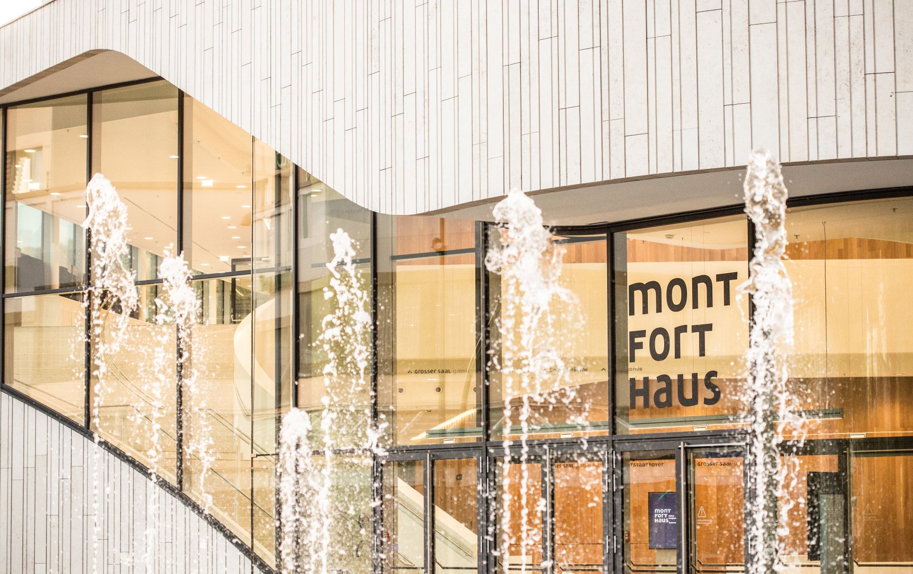 Fassade mit Springbrunnen Montforthaus Feldkirch Fassade mit Springbrunnen Montforthaus Feldkirch