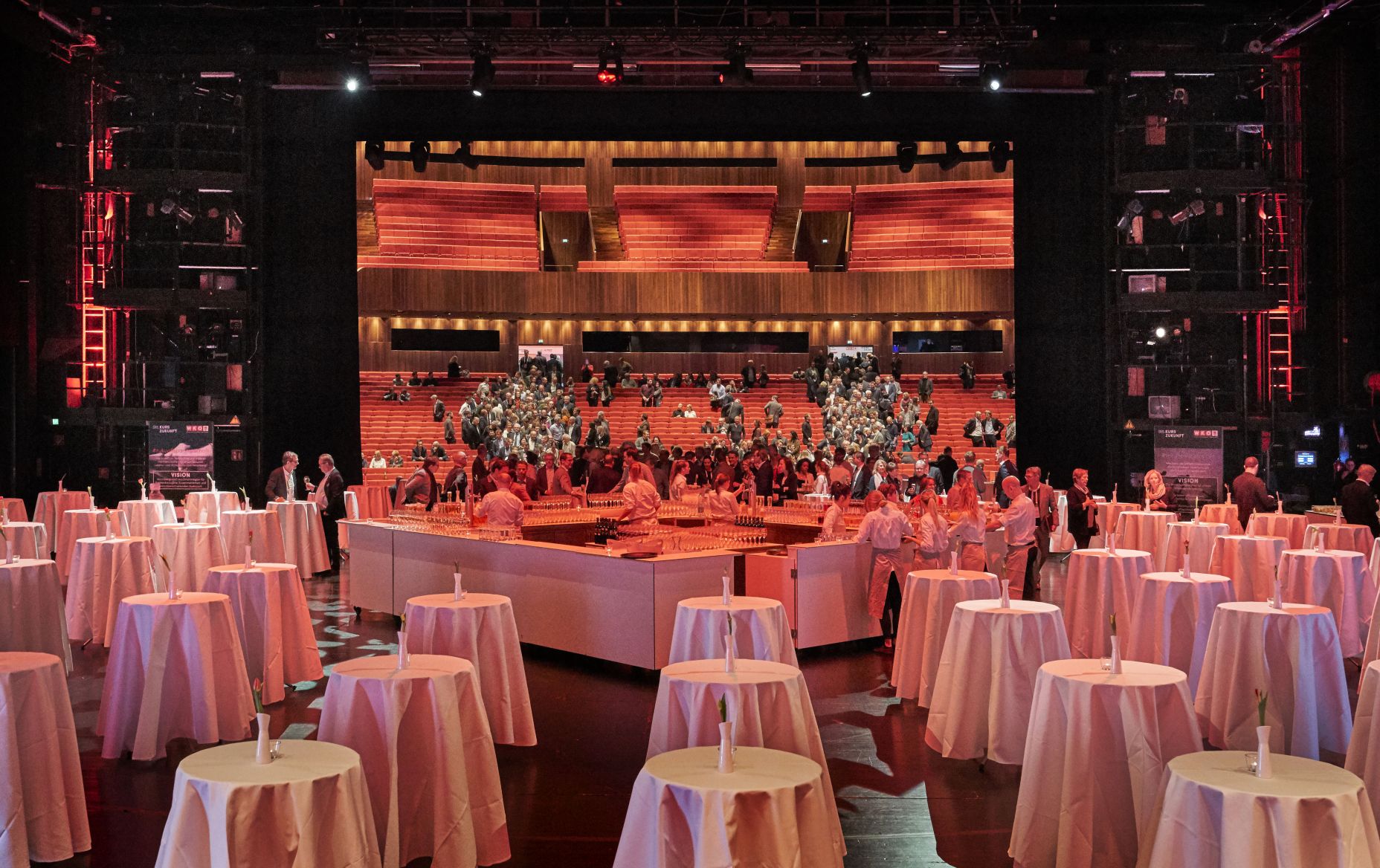 Cocktail Empfang auf der Hauptbühne Festspielhaus Bregenz Cocktail Empfang auf der Hauptbühne Festspielhaus Bregenz