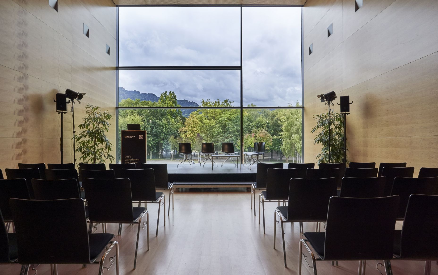 Bestuhlung Podiumsdiskussion im Propter Homines Saal Bestuhlung Podiumsdiskussion im Propter Homines Saal