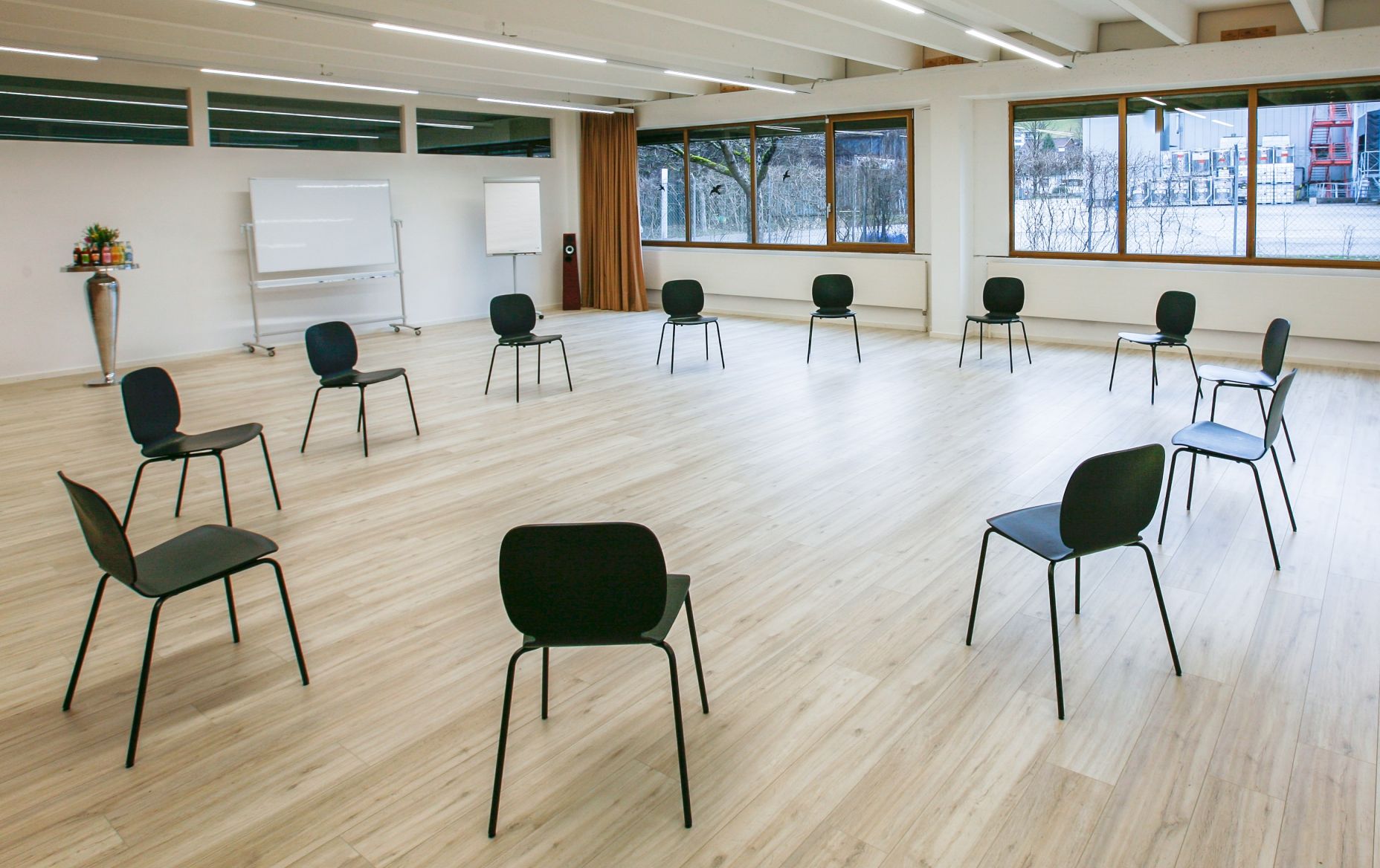 Stuhlkreis im Seminarraum Zuschneiderei, Allsport Campus