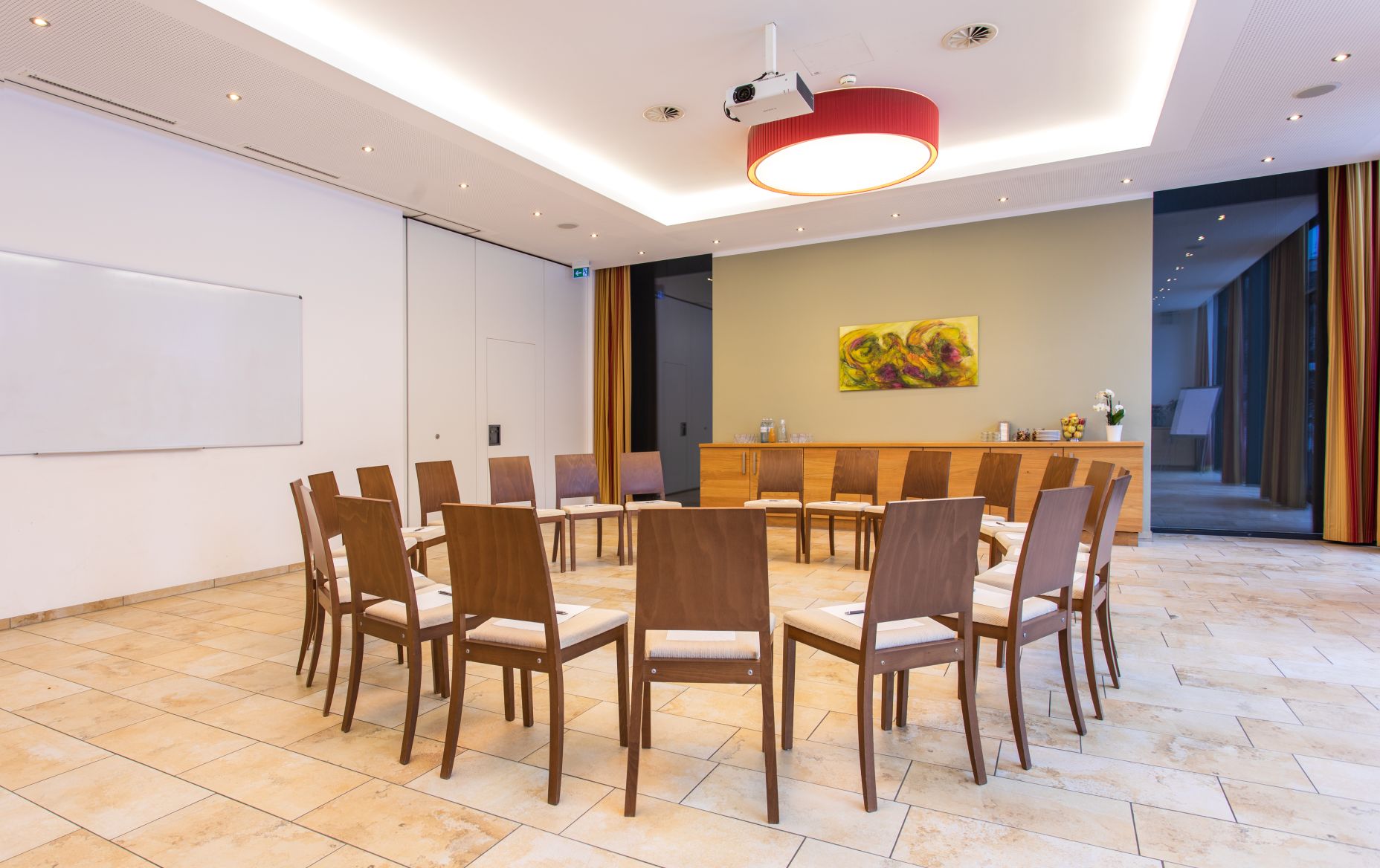 Stuhlkreis im Seminarraum im Hotel Lamm, Bregenz 