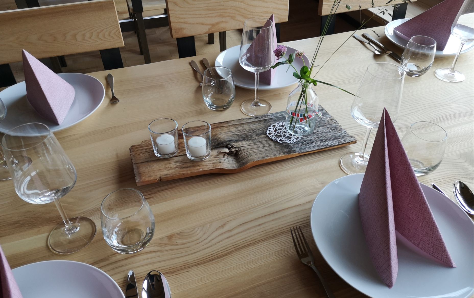 Gedecker Tisch in der Tagungslocation Verner's 2020