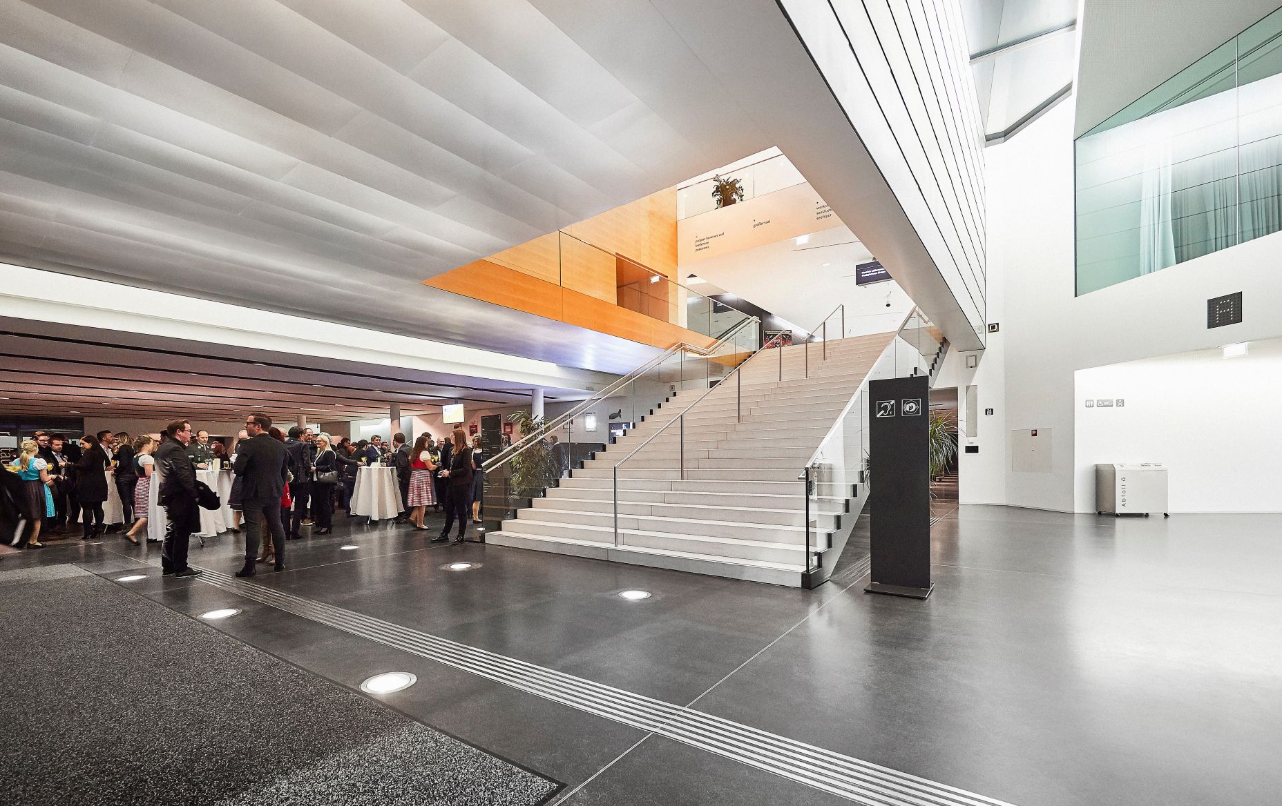 Eingangsfoyer und Hauptstiege Festspielhaus Bregenz