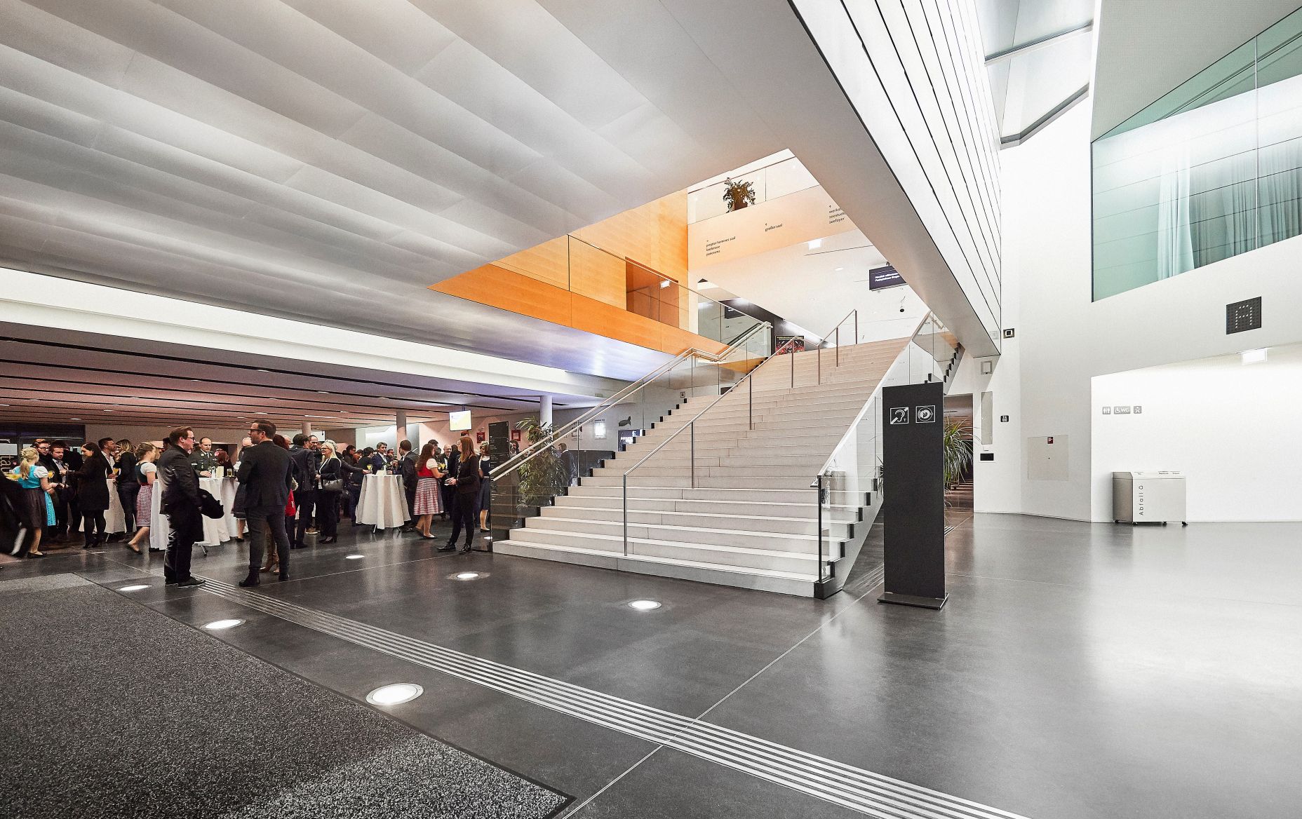 Eingangsfoyer und Hauptstiege Festspielhaus Bregenz Eingangsfoyer und Hauptstiege Festspielhaus Bregenz