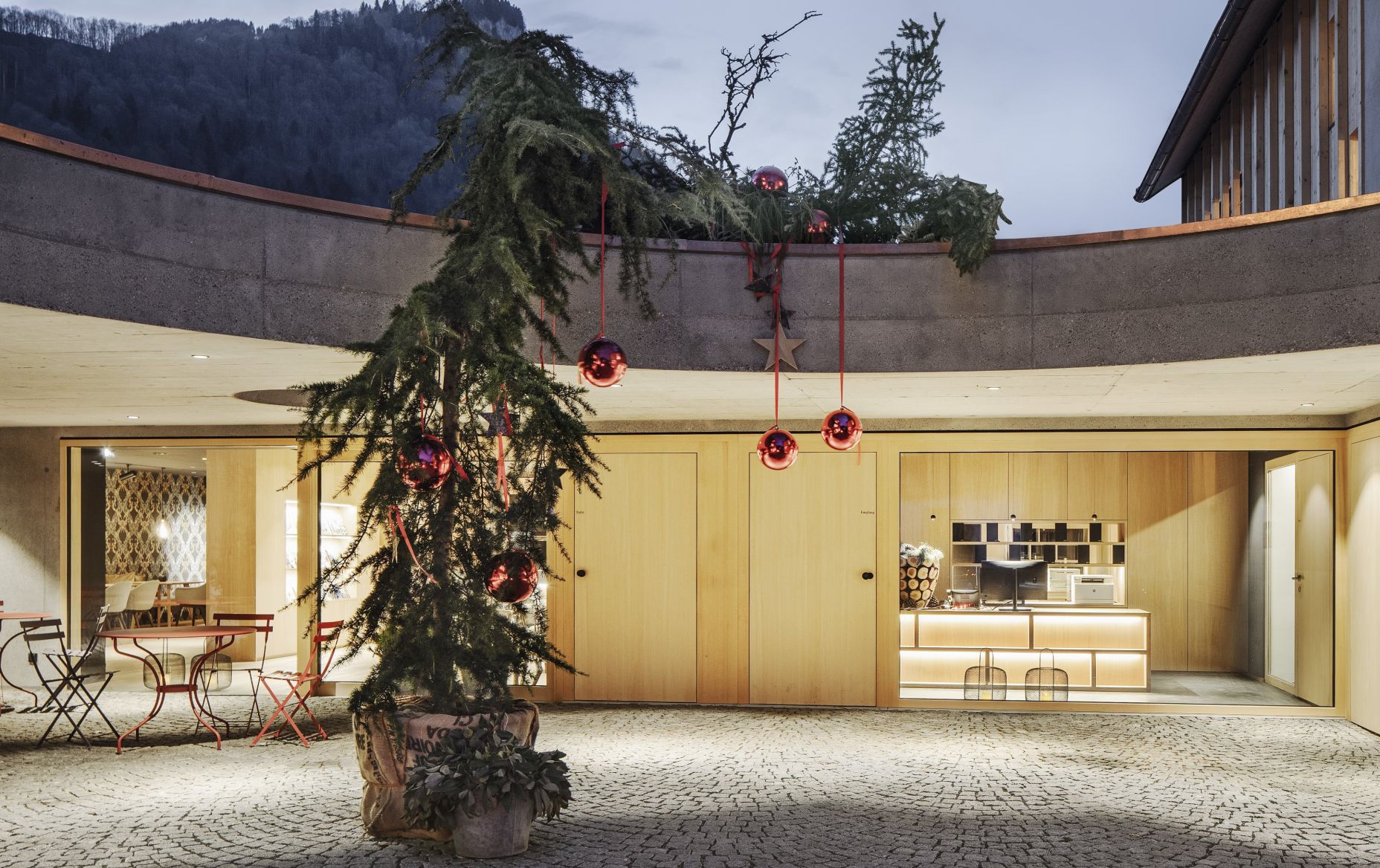 Weihnachtsdekoration im Innenhof, Tempel 74 in Mellau