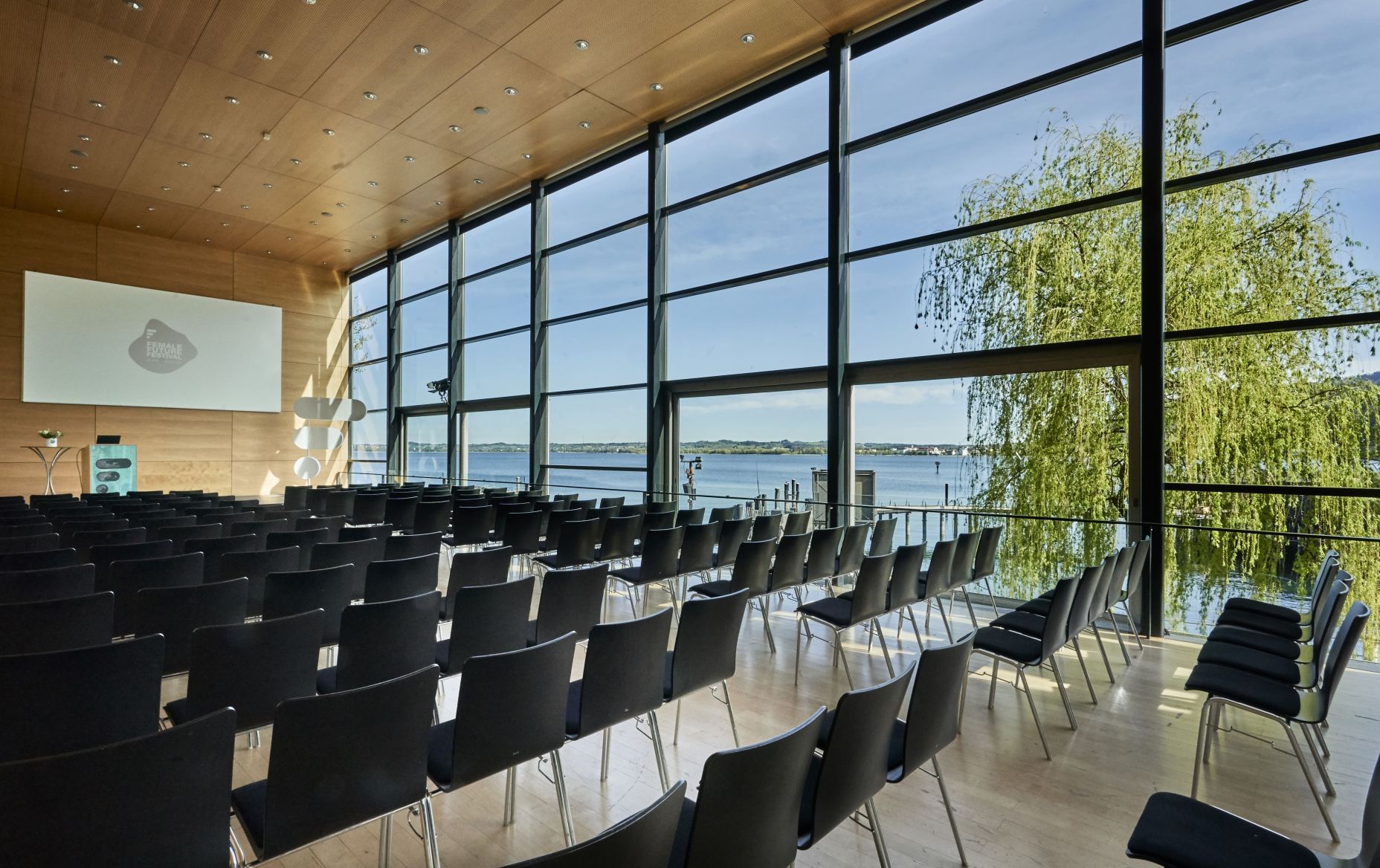 Reihenbestuhlung im Seefoyer im Festspielhaus Bregenz