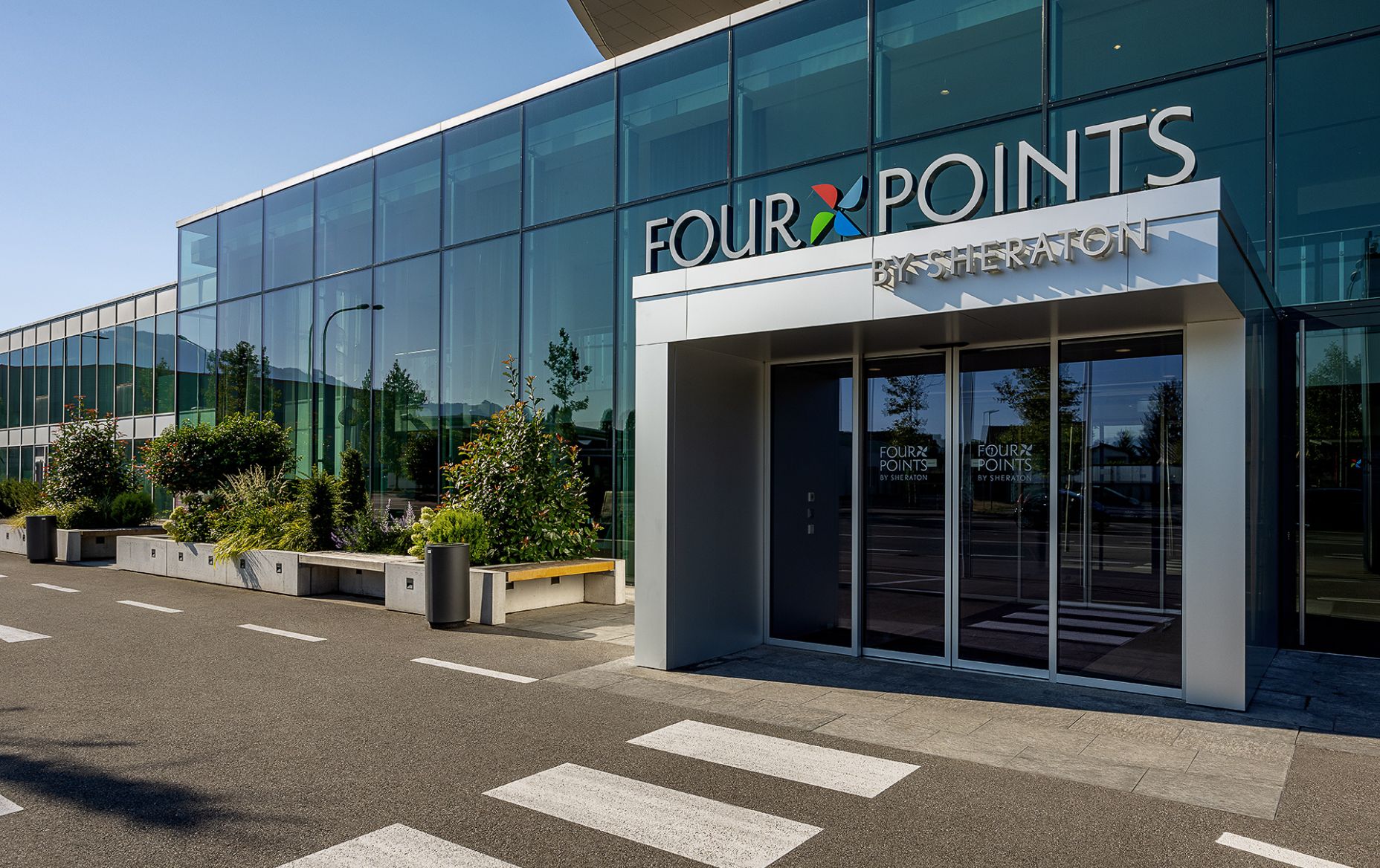 Eingang Four Points by Sheraton Panoramahaus