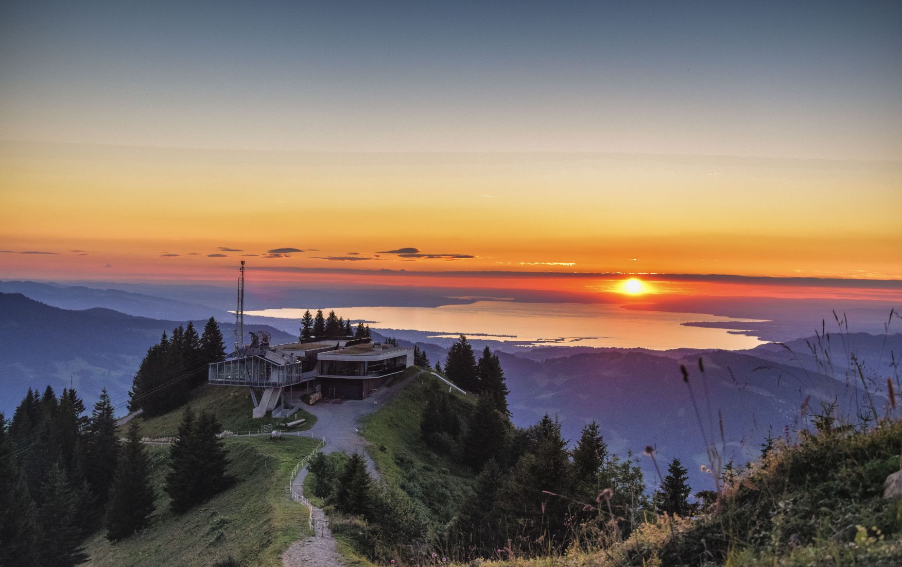 Bergstation und Panoramarestaurant Baumgarten im Sonnenuntergang Bergstation und Panoramarestaurant Baumgarten im Sonnenuntergang