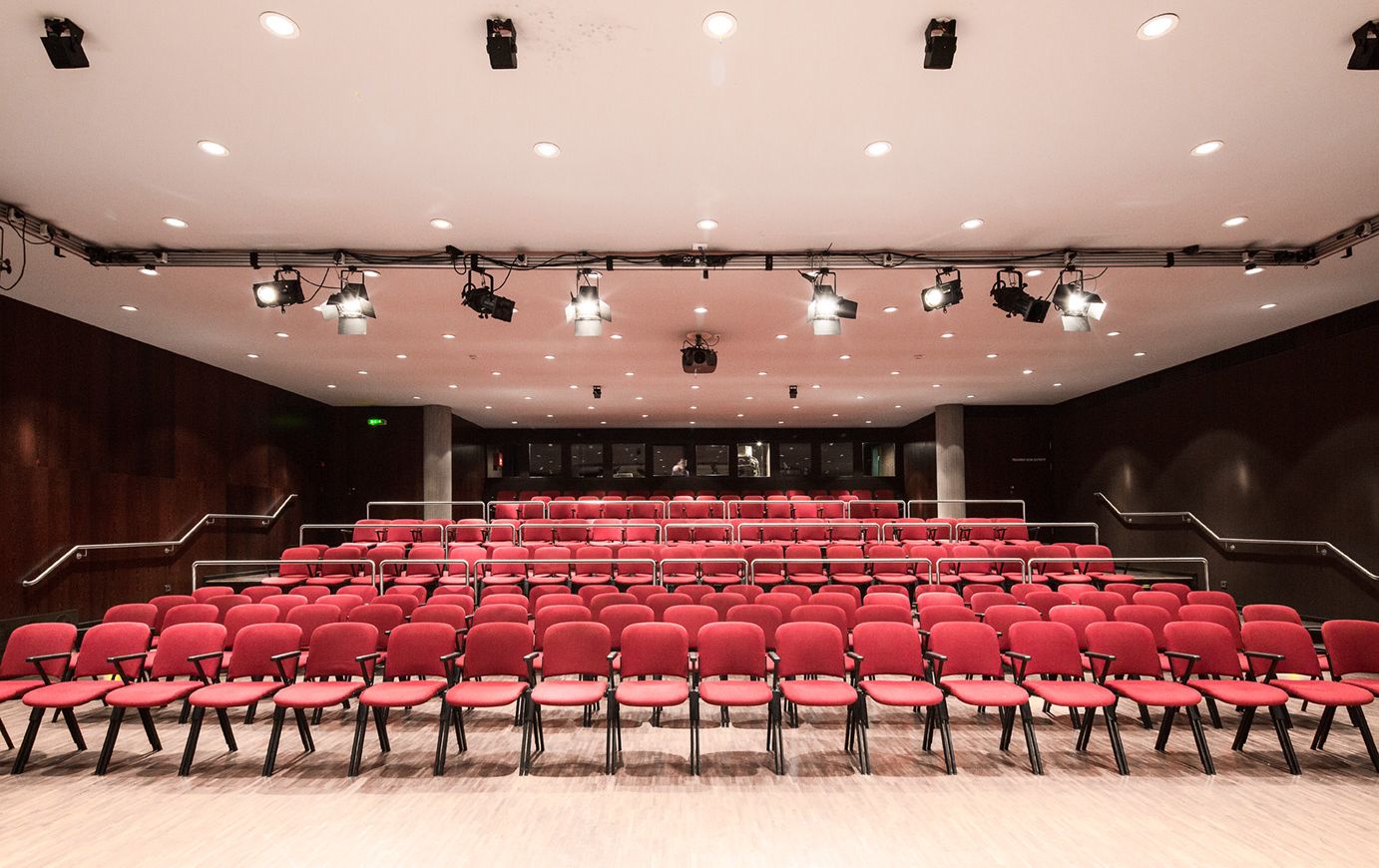 Stuhlreihen im Saal Bira Kulturhaus Dornbirn