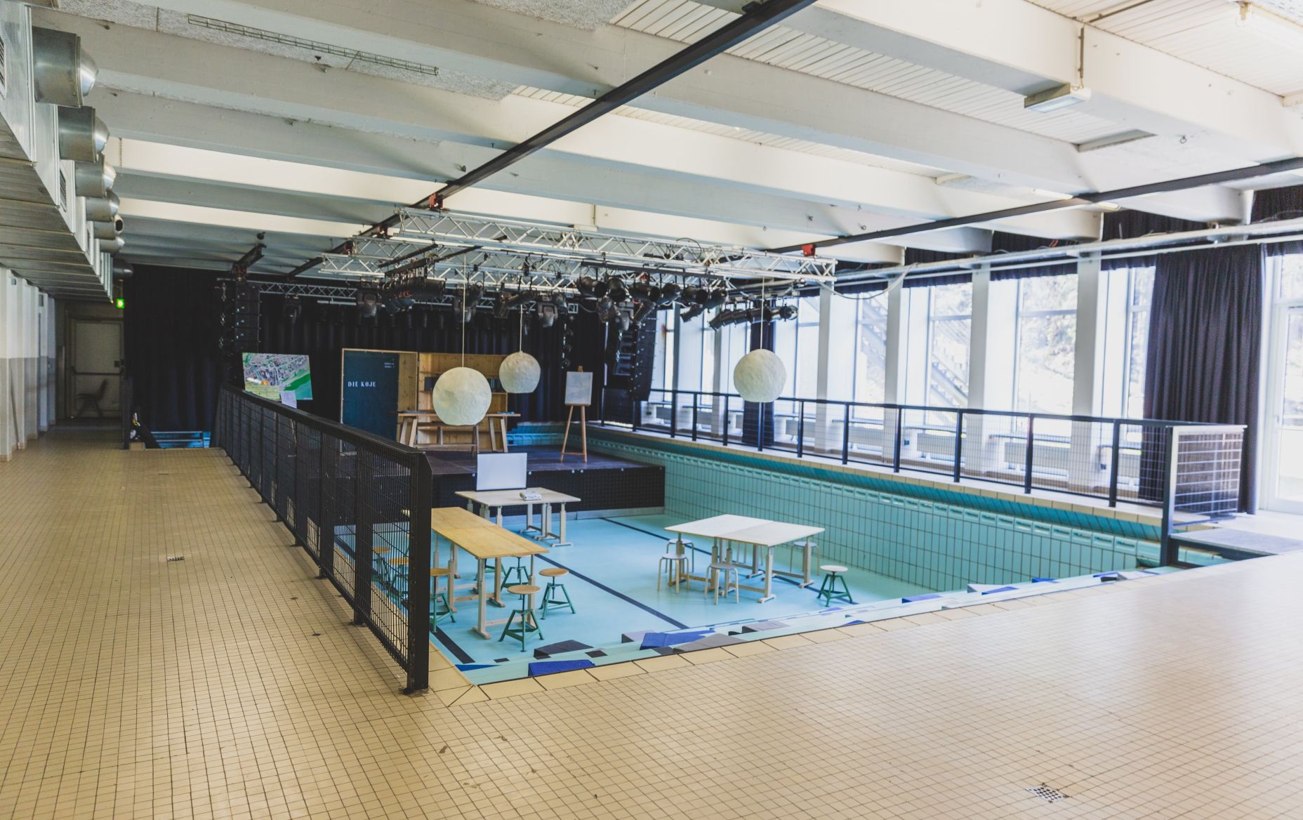 Setting im Pool, Altes Hallenbad in Feldkirch