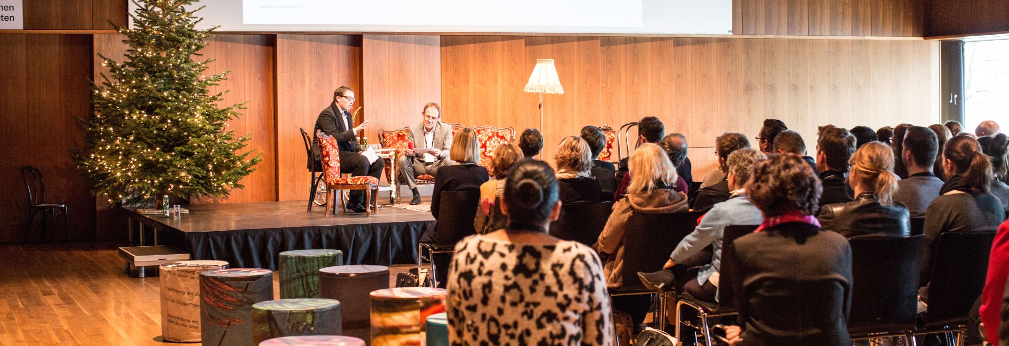 Begrüßung auf der Bühne beim Vorarlberger Convention Forum 2017 im Festspielhaus Bregenz Begrüßung auf der Bühne beim Vorarlberger Convention Forum 2017 im Festspielhaus Bregenz