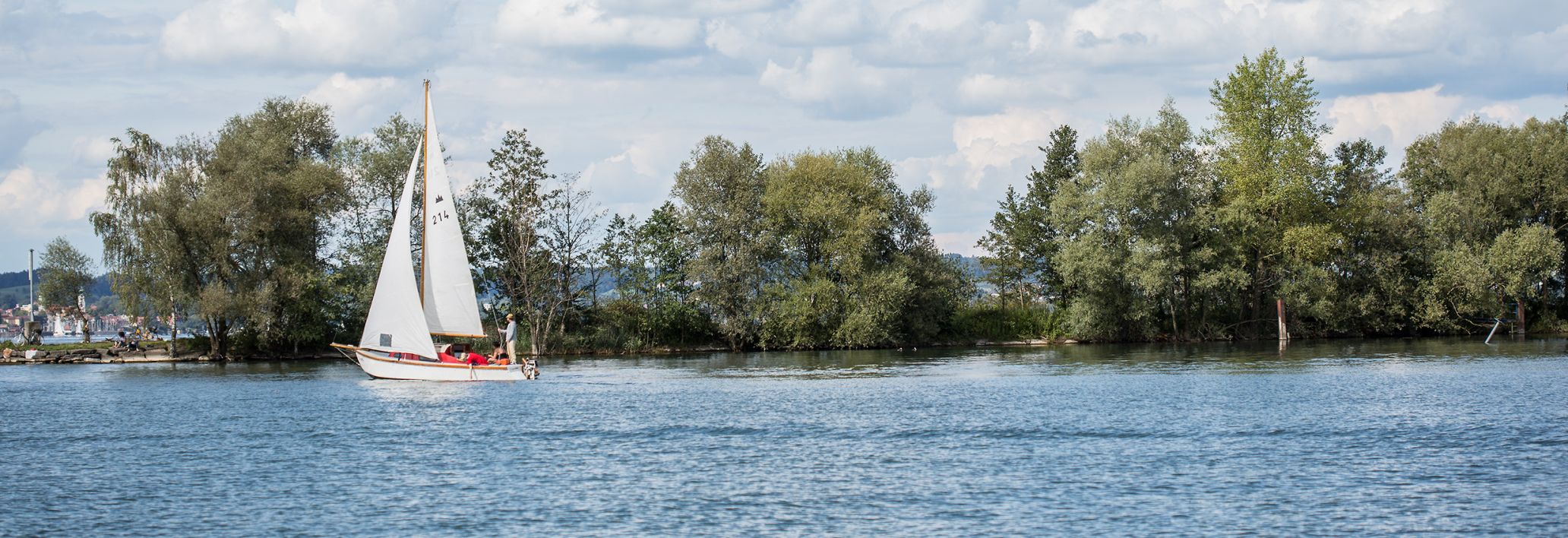 Hafenausfahrt mit Segelboot, Hard am Bodensee Hafenausfahrt mit Segelboot, Hard am Bodensee
