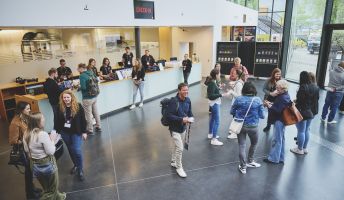 DSTNCMP24 Check-In (c) Johannes Leistner, netzvitamine GmbH DSTNCMP²⁴