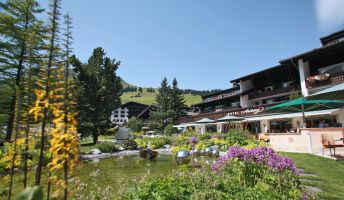 Aussenansicht Seminarhotel Arlberg im Sommer, Lech
