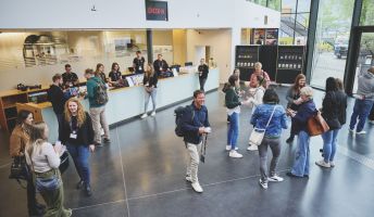 DSTNCMP 2024 Check-In (c) Johannes Leistner - netzvitamine GmbH DSTNCMP24