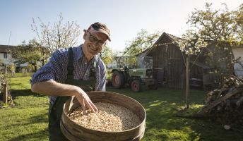 Richard Dietrich mit Sieb am Hof in Lauterach