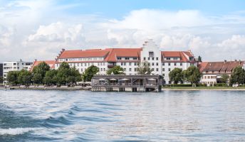 Aussenansicht Seehotel am Kaiserstrand mit Badehaus am Bodensee in Lochau
