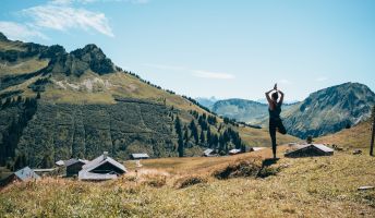 Yoga bei der Stofel Kapelle in Damüls