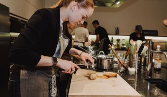 Frühlingsrollen-schneiden  Frühlingsrollen-schneiden