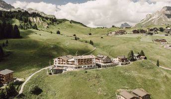 Außenansicht im Sommer, Seminarhotel Goldener Berg