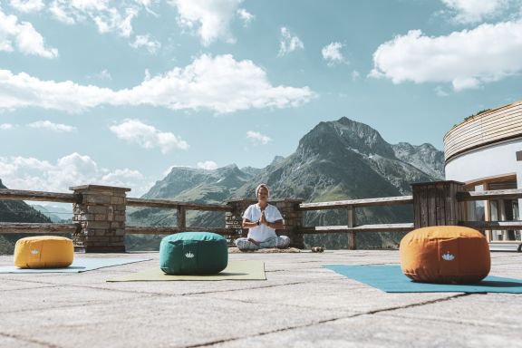 Yoga auf der Panoramaterrasse, Hotel Goldener Berg