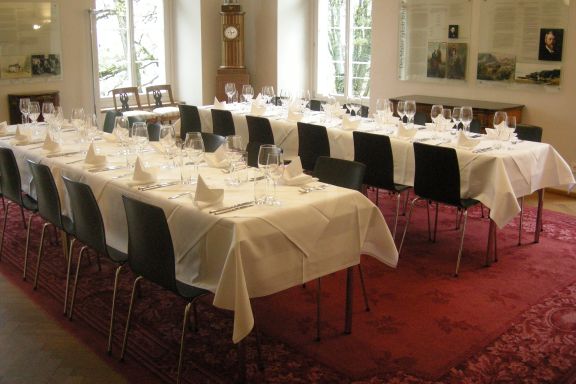 Bestuhlung in der Villa Falkenhorst