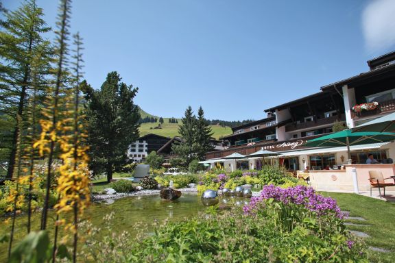 Aussenansicht Seminarhotel Arlberg im Sommer, Lech