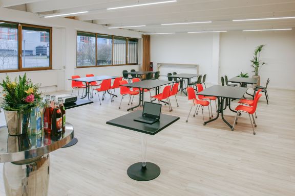 Blocktafel Bestuhlung im Tagungsraum Zuschneiderei, Allsport Campus