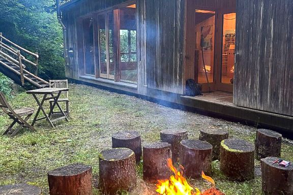 Waldschule mit Lagerfeuer Waldschule mit Lagerfeuer