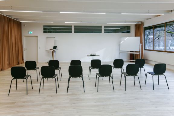 Reihenbestuhlung Meetingraum Zuschneiderei im Allsport Campus