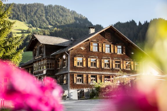 Aussenansicht Bergbrennerei & Gasthaus Löwen im Bregenzerwald