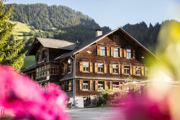 Aussenansicht Bergbrennerei & Gasthaus Löwen im Bregenzerwald Aussenansicht Bergbrennerei & Gasthaus Löwen im Bregenzerwald