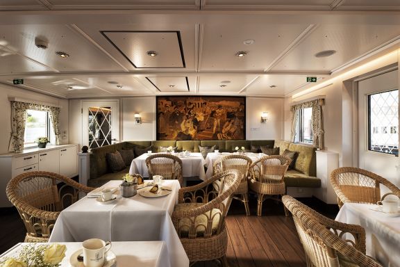 Salon MS Oesterreich, Hard