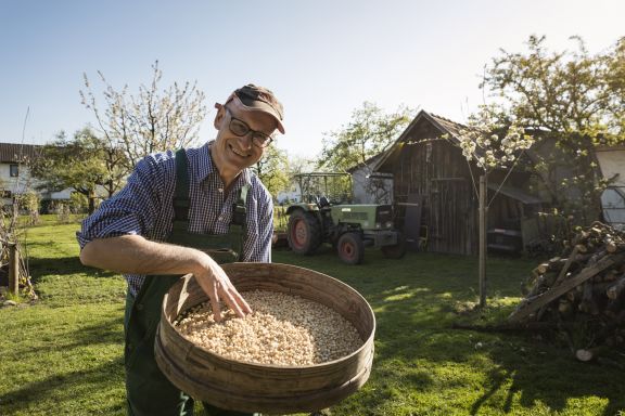 Richard Dietrich mit Sieb am Hof in Lauterach