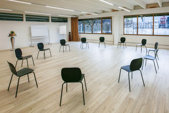 Stuhlkreis im Seminarraum Zuschneiderei, Allsport Campus