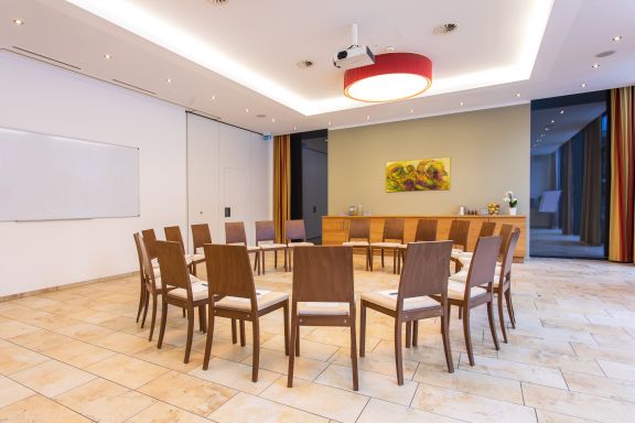 Stuhlkreis im Seminarraum im Hotel Lamm, Bregenz 