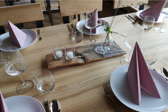 Gedecker Tisch in der Tagungslocation Verner's 2020