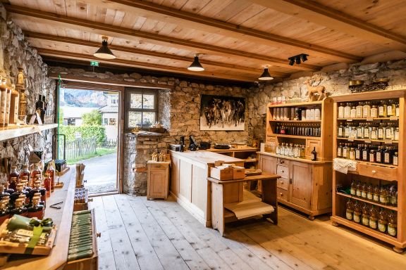 Verkaufsladen in der Bergbrennerei & Gasthaus Löwen im Bregenzerwald Verkaufsladen in der Bergbrennerei & Gasthaus Löwen im Bregenzerwald