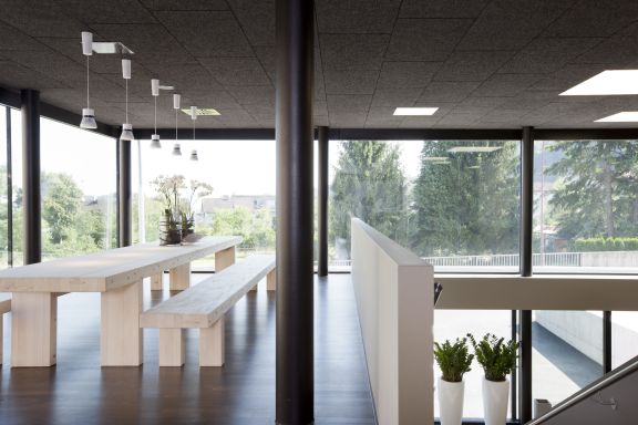 Großer Besprechungstisch im Hotel am Garnmarkt, Götzis