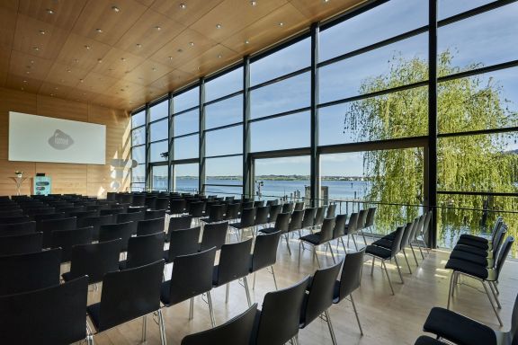 Reihenbestuhlung im Seefoyer im Festspielhaus Bregenz