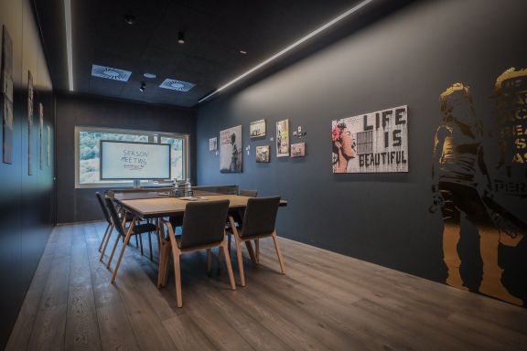 Revier Mountain Lodge Montafon-Kreativraum Banksy  Revier Mountain Lodge Montafon-Kreativraum Banksy