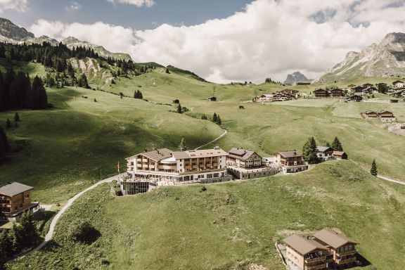 Außenansicht im Sommer, Seminarhotel Goldener Berg Außenansicht im Sommer, Seminarhotel Goldener Berg