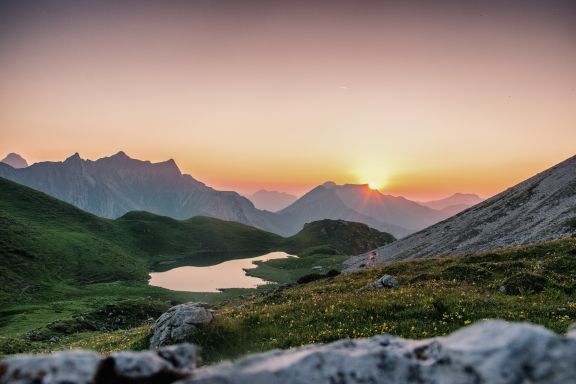 Sonnenaufgangswanderung Blick auf Heiterberg Sonnenaufgangswanderung Blick auf Heiterberg