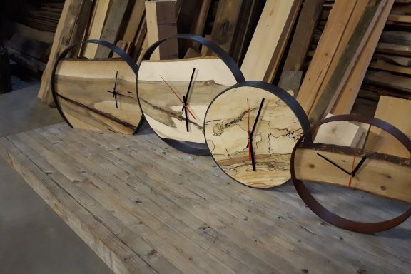 Teamworkshop Wanduhren aus Holz