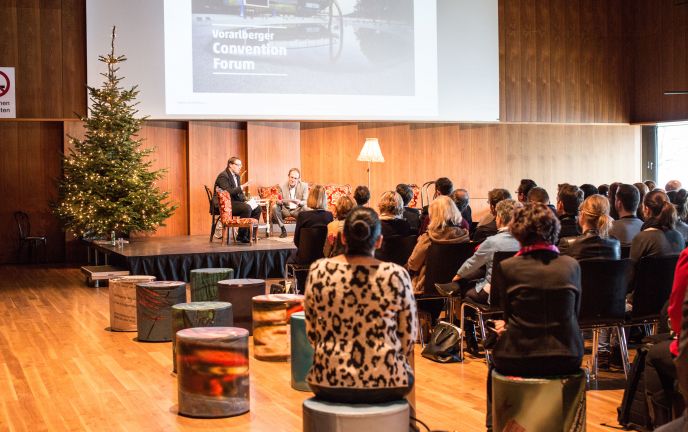 Begrüßung auf der Bühne beim Vorarlberger Convention Forum 2017 im Festspielhaus Bregenz Begrüßung auf der Bühne beim Vorarlberger Convention Forum 2017 im Festspielhaus Bregenz