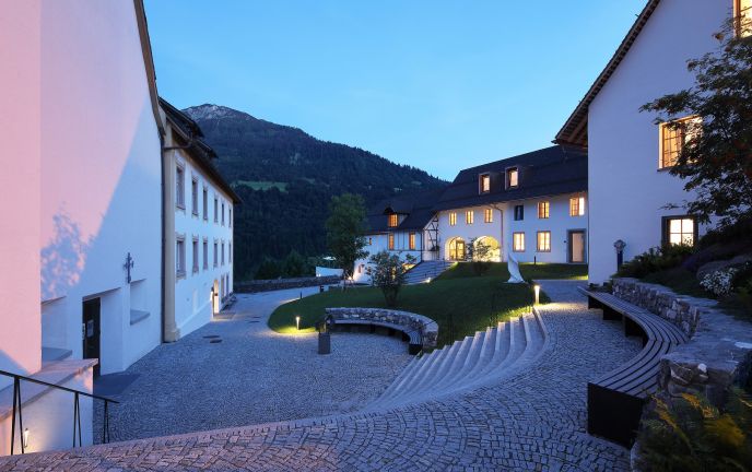 Seminarhotel Propstei St. Gerold bei Dämmerung