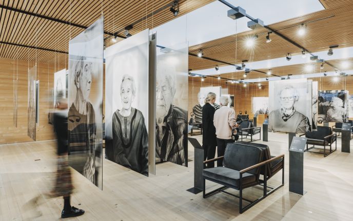 Diese Bilder dürfen ausdrücklich nur für Beiträge verwendet werden, die sich inhaltlich auf das Frauenmuseum Hittisau beziehen. Sie dienen nicht der reinen und unspezifischen Illustration von Orten, Veranstaltungen,... des Bregenzerwaldes/Vorarlbergs oä. Frauenmuseum Hittisau_Zwischen den Welten_Ausstellungsansicht